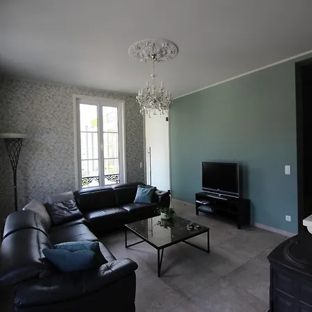 Chateau In Champagne Views 塞纳河畔巴尔